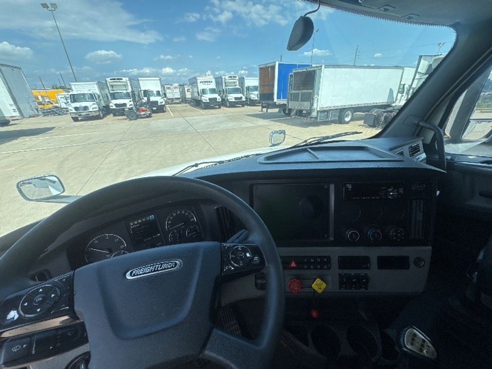 Sleeper Tractor-Heavy Duty Tractors-Freightliner-2020-T12664ST-Dallas-TX-690,006\n\t\tmiles-$ 43,000 - Image 11