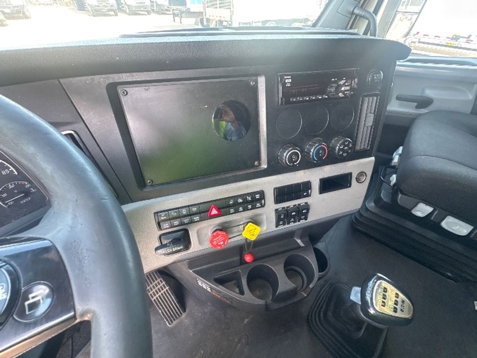 Sleeper Tractor-Heavy Duty Tractors-Freightliner-2020-T12664ST-Dallas-TX-690,006\n\t\tmiles-$ 43,000 - Image 12
