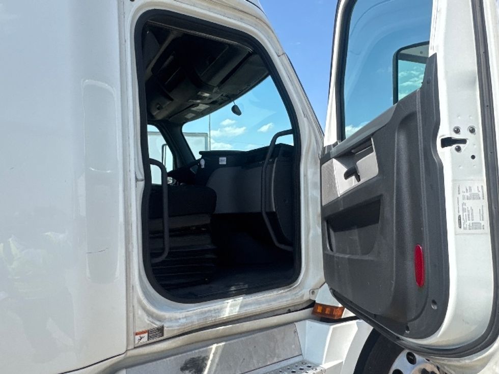 Sleeper Tractor-Heavy Duty Tractors-Freightliner-2020-T12664ST-Dallas-TX-690,006\n\t\tmiles-$ 43,000 - Image 13