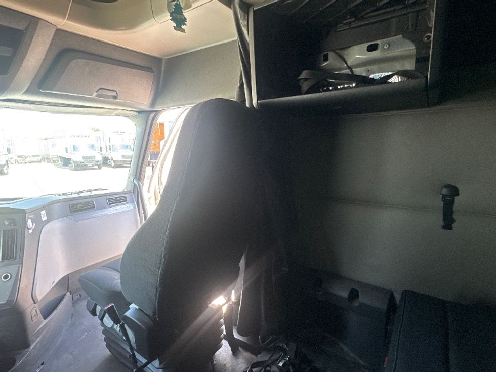 Sleeper Tractor-Heavy Duty Tractors-Freightliner-2020-T12664ST-Dallas-TX-690,006\n\t\tmiles-$ 43,000 - Image 19