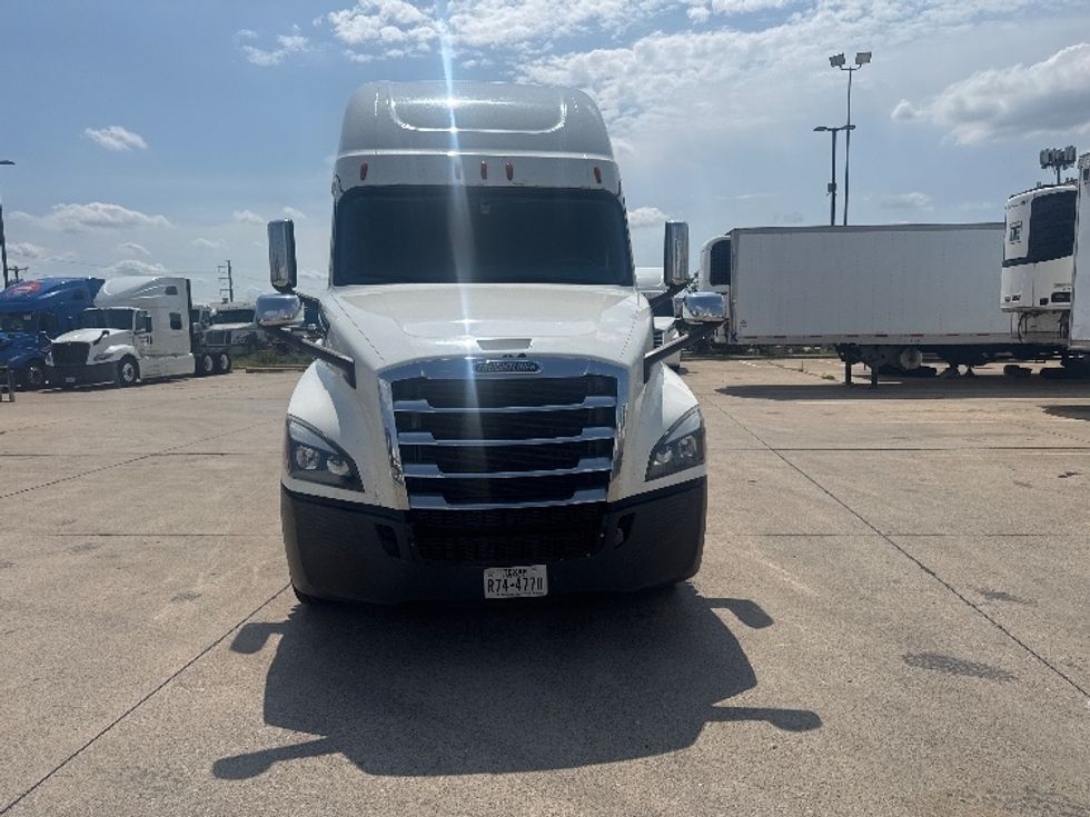 Sleeper Tractor-Heavy Duty Tractors-Freightliner-2020-T12664ST-Dallas-TX-690,006\n\t\tmiles-$ 43,000 - Image 2