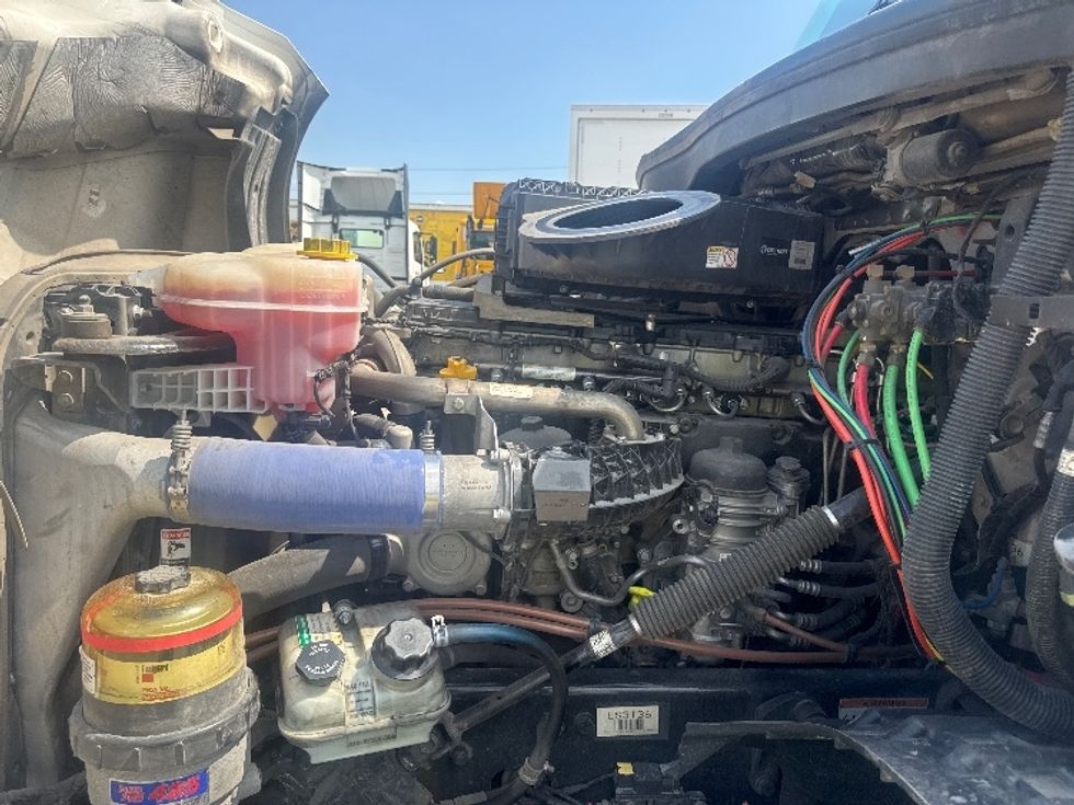 Sleeper Tractor-Heavy Duty Tractors-Freightliner-2020-T12664ST-Dallas-TX-690,006\n\t\tmiles-$ 43,000 - Image 21