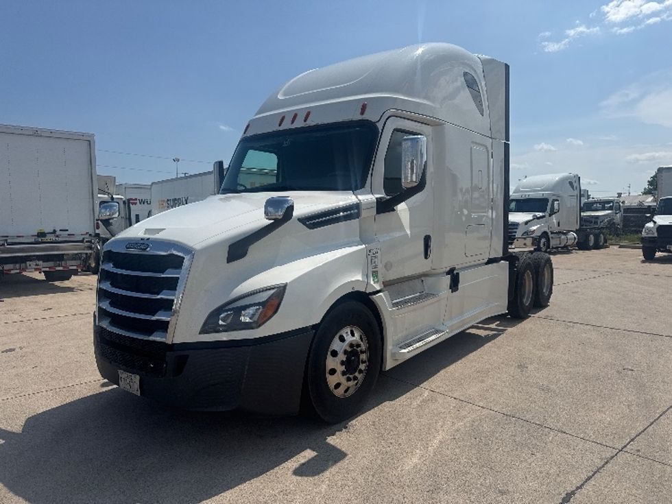 Sleeper Tractor-Heavy Duty Tractors-Freightliner-2020-T12664ST-Dallas-TX-690,006\n\t\tmiles-$ 43,000 - Image 3