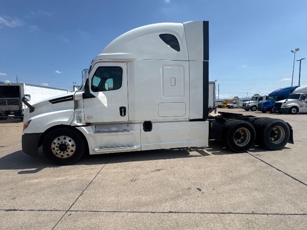 Sleeper Tractor-Heavy Duty Tractors-Freightliner-2020-T12664ST-Dallas-TX-690,006\n\t\tmiles-$ 43,000 - Image 4