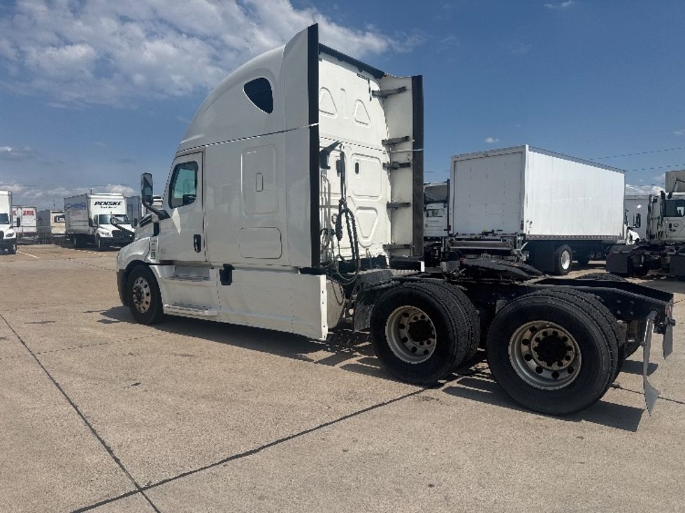 Sleeper Tractor-Heavy Duty Tractors-Freightliner-2020-T12664ST-Dallas-TX-690,006\n\t\tmiles-$ 43,000 - Image 5