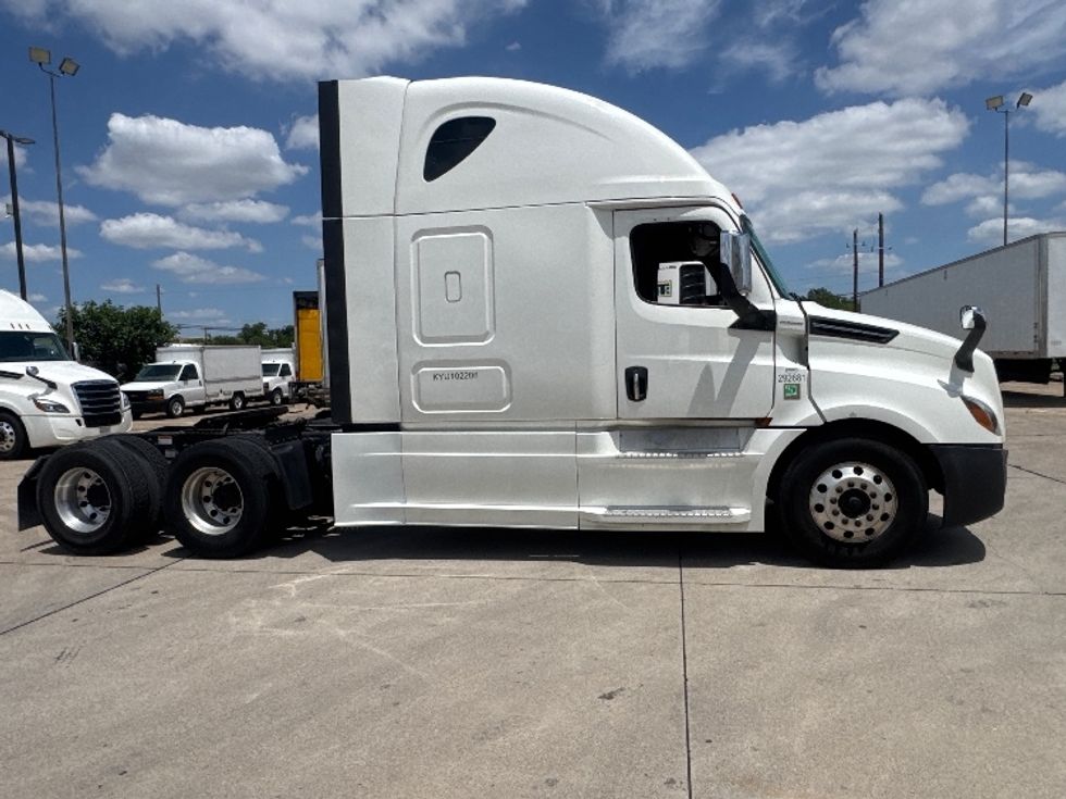 Sleeper Tractor-Heavy Duty Tractors-Freightliner-2020-T12664ST-Dallas-TX-690,006\n\t\tmiles-$ 43,000 - Image 8
