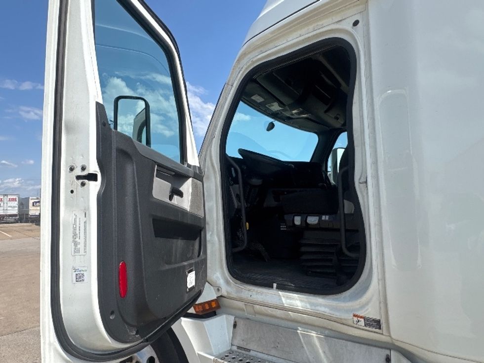 Sleeper Tractor-Heavy Duty Tractors-Freightliner-2020-T12664ST-Dallas-TX-690,006\n\t\tmiles-$ 43,000 - Image 9