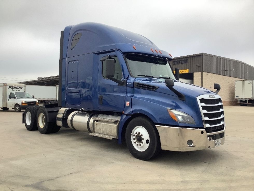 Sleeper Tractor-Heavy Duty Tractors-Freightliner-2020-T12664ST-Dallas-TX-696,800\n\t\tmiles-$ 54,750 - Image 1