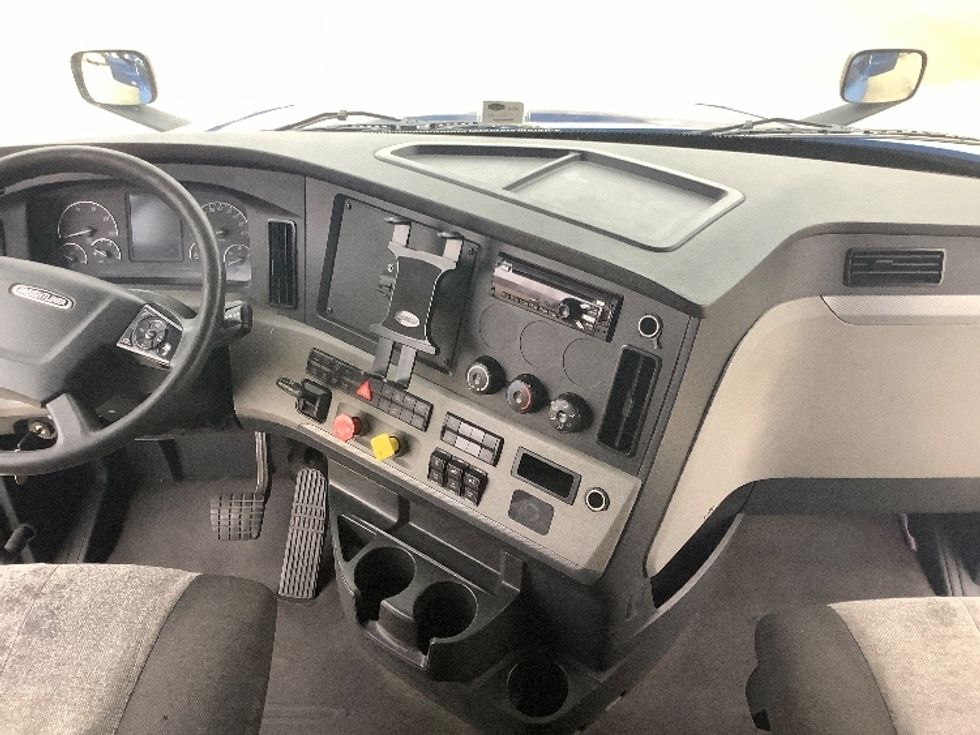 Sleeper Tractor-Heavy Duty Tractors-Freightliner-2020-T12664ST-Dallas-TX-696,800\n\t\tmiles-$ 54,750 - Image 12