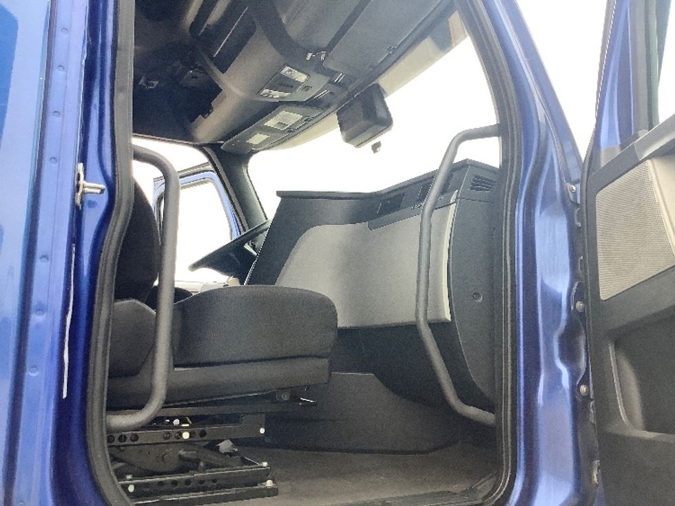 Sleeper Tractor-Heavy Duty Tractors-Freightliner-2020-T12664ST-Dallas-TX-696,800\n\t\tmiles-$ 54,750 - Image 13