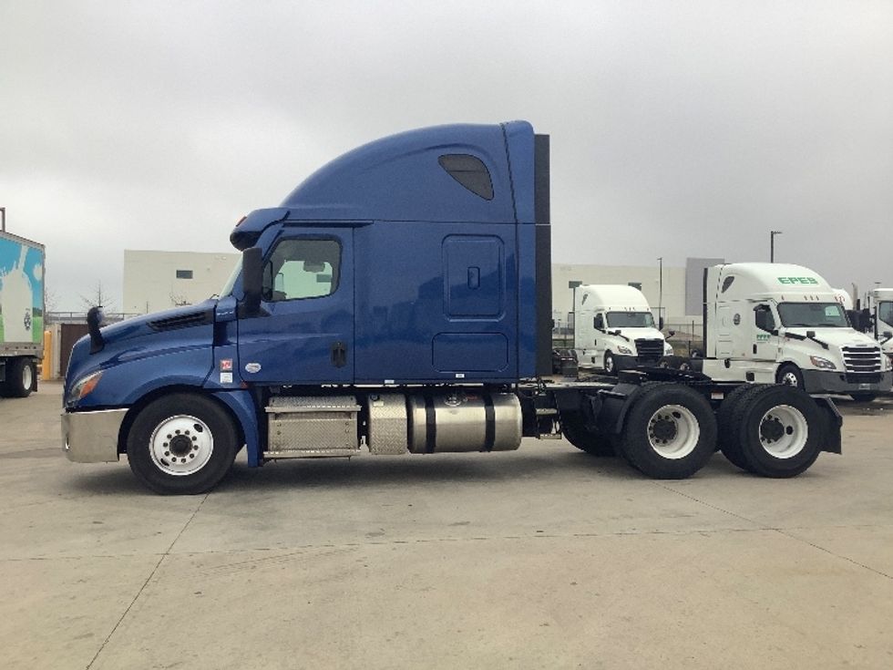 Sleeper Tractor-Heavy Duty Tractors-Freightliner-2020-T12664ST-Dallas-TX-696,800\n\t\tmiles-$ 54,750 - Image 4