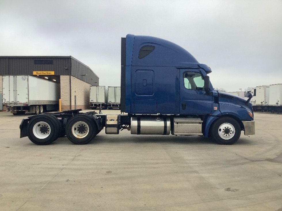 Sleeper Tractor-Heavy Duty Tractors-Freightliner-2020-T12664ST-Dallas-TX-696,800\n\t\tmiles-$ 54,750 - Image 8