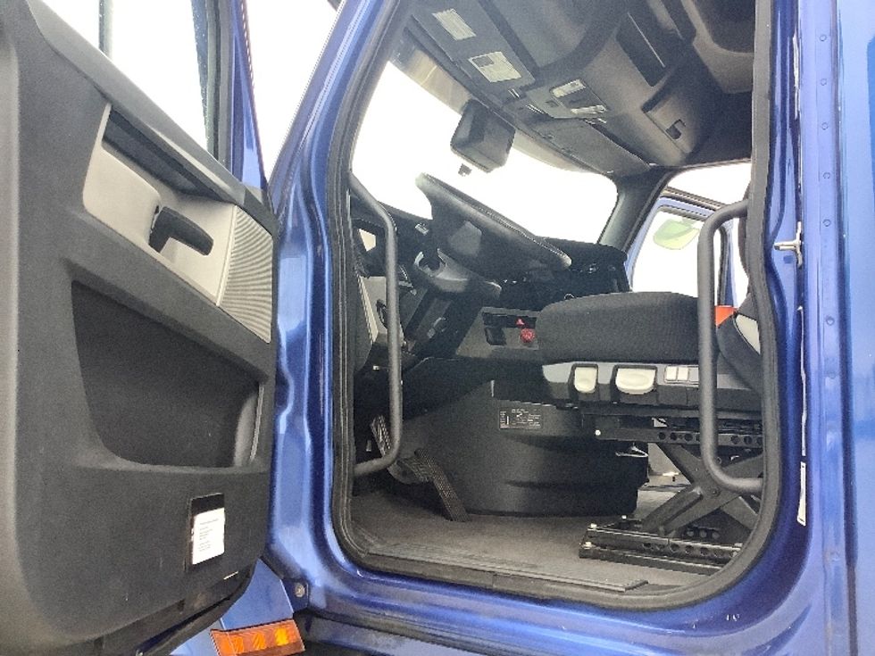 Sleeper Tractor-Heavy Duty Tractors-Freightliner-2020-T12664ST-Dallas-TX-696,800\n\t\tmiles-$ 54,750 - Image 9