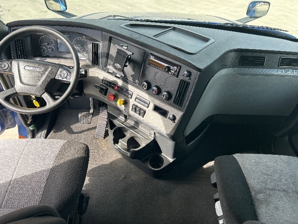 Sleeper Tractor-Heavy Duty Tractors-Freightliner-2020-T12664ST-Dallas-TX-819,520\n\t\tmiles-$ 38,500 - Image 12