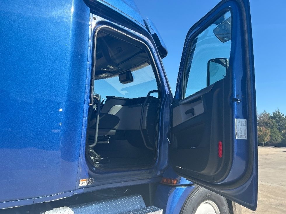 Sleeper Tractor-Heavy Duty Tractors-Freightliner-2020-T12664ST-Dallas-TX-819,520\n\t\tmiles-$ 38,500 - Image 13