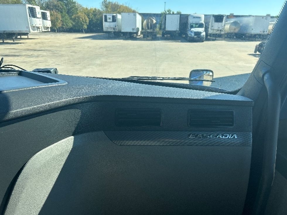 Sleeper Tractor-Heavy Duty Tractors-Freightliner-2020-T12664ST-Dallas-TX-819,520\n\t\tmiles-$ 38,500 - Image 14