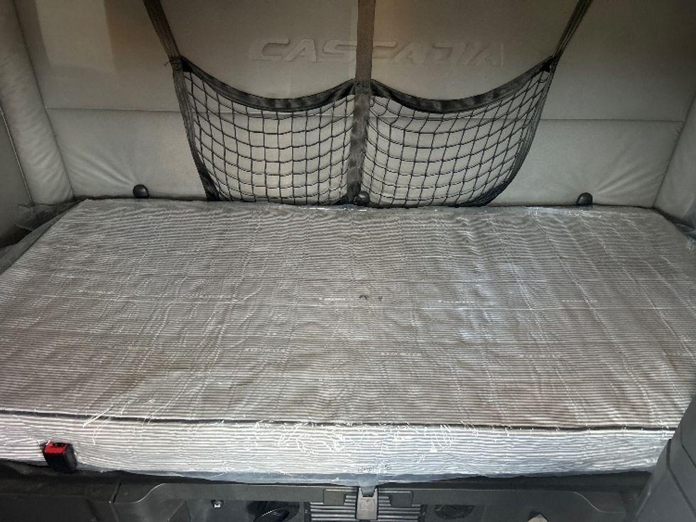 Sleeper Tractor-Heavy Duty Tractors-Freightliner-2020-T12664ST-Dallas-TX-819,520\n\t\tmiles-$ 38,500 - Image 16