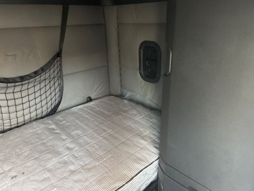 Sleeper Tractor-Heavy Duty Tractors-Freightliner-2020-T12664ST-Dallas-TX-819,520\n\t\tmiles-$ 38,500 - Image 18