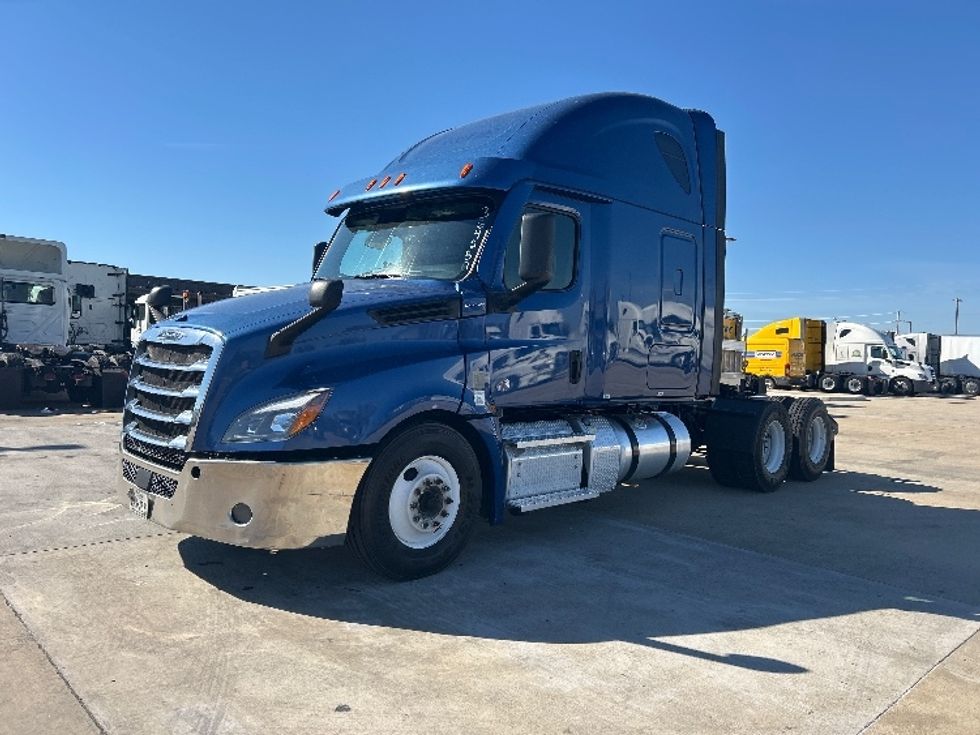 2020 Freightliner Cascadia 126" Sleeper Cab photo 3