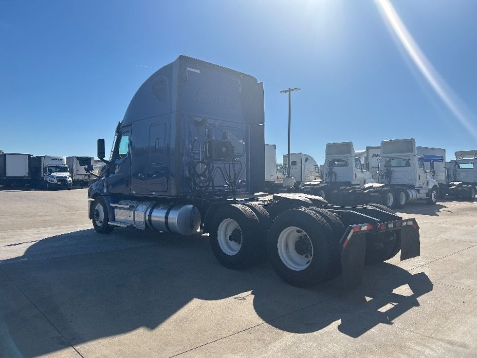 Sleeper Tractor-Heavy Duty Tractors-Freightliner-2020-T12664ST-Dallas-TX-819,520\n\t\tmiles-$ 38,500 - Image 5