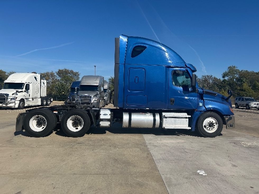 Sleeper Tractor-Heavy Duty Tractors-Freightliner-2020-T12664ST-Dallas-TX-819,520\n\t\tmiles-$ 38,500 - Image 8