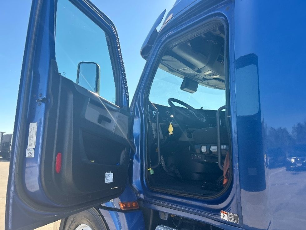 Sleeper Tractor-Heavy Duty Tractors-Freightliner-2020-T12664ST-Dallas-TX-819,520\n\t\tmiles-$ 38,500 - Image 9