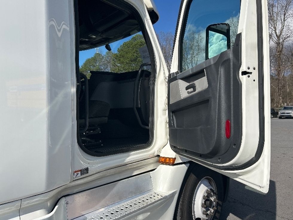 Sleeper Tractor-Heavy Duty Tractors-Freightliner-2020-T12664ST-Dalton-GA-458,353\n\t\tmiles-$ 66,000 - Image 13