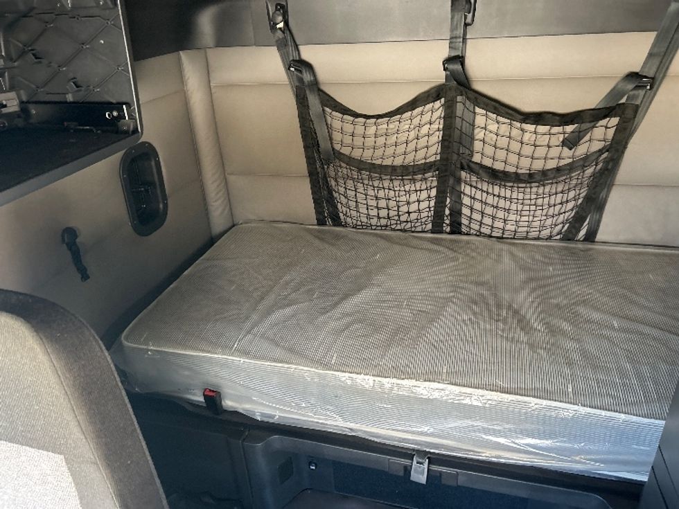 Sleeper Tractor-Heavy Duty Tractors-Freightliner-2020-T12664ST-Dalton-GA-458,353\n\t\tmiles-$ 66,000 - Image 16