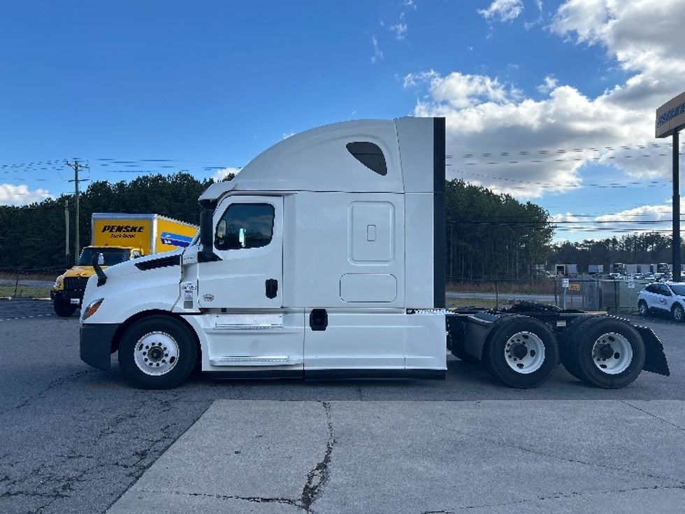 Sleeper Tractor-Heavy Duty Tractors-Freightliner-2020-T12664ST-Dalton-GA-458,353\n\t\tmiles-$ 66,000 - Image 4
