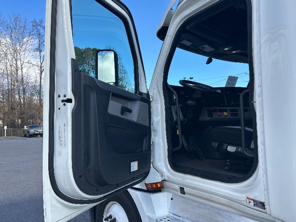 Sleeper Tractor-Heavy Duty Tractors-Freightliner-2020-T12664ST-Dalton-GA-458,353\n\t\tmiles-$ 66,000 - Image 9