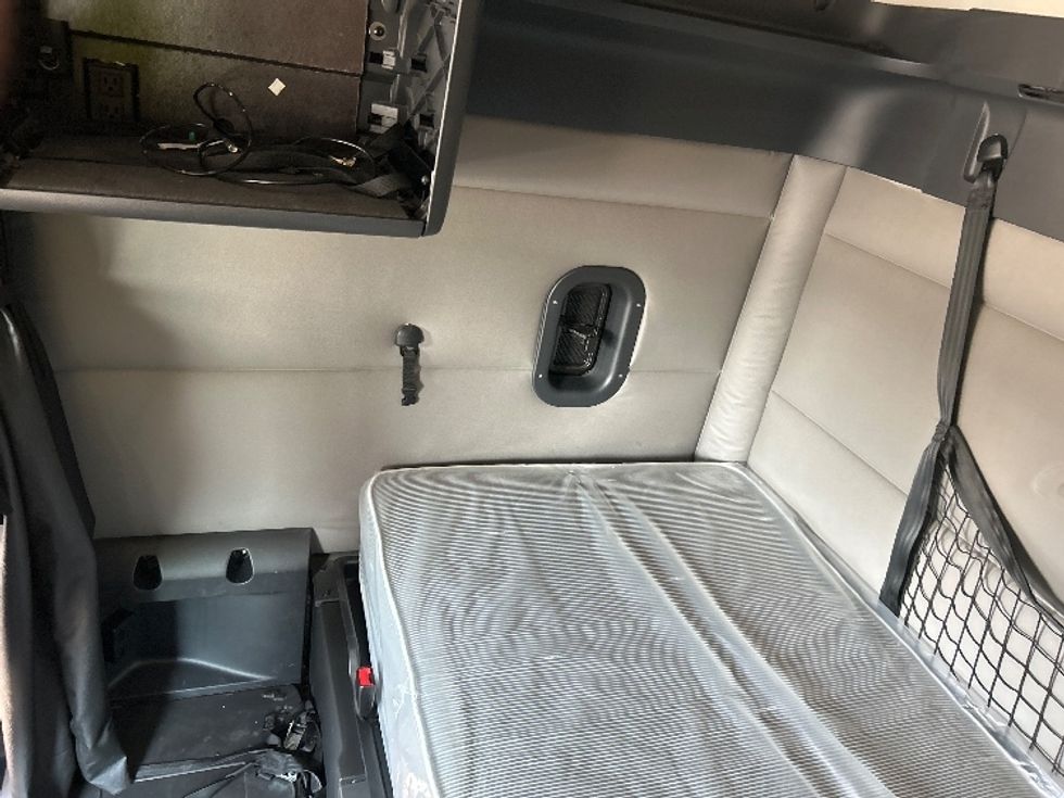 Sleeper Tractor-Heavy Duty Tractors-Freightliner-2020-T12664ST-Dalton-GA-556,983\n\t\tmiles-$ 58,500 - Image 19