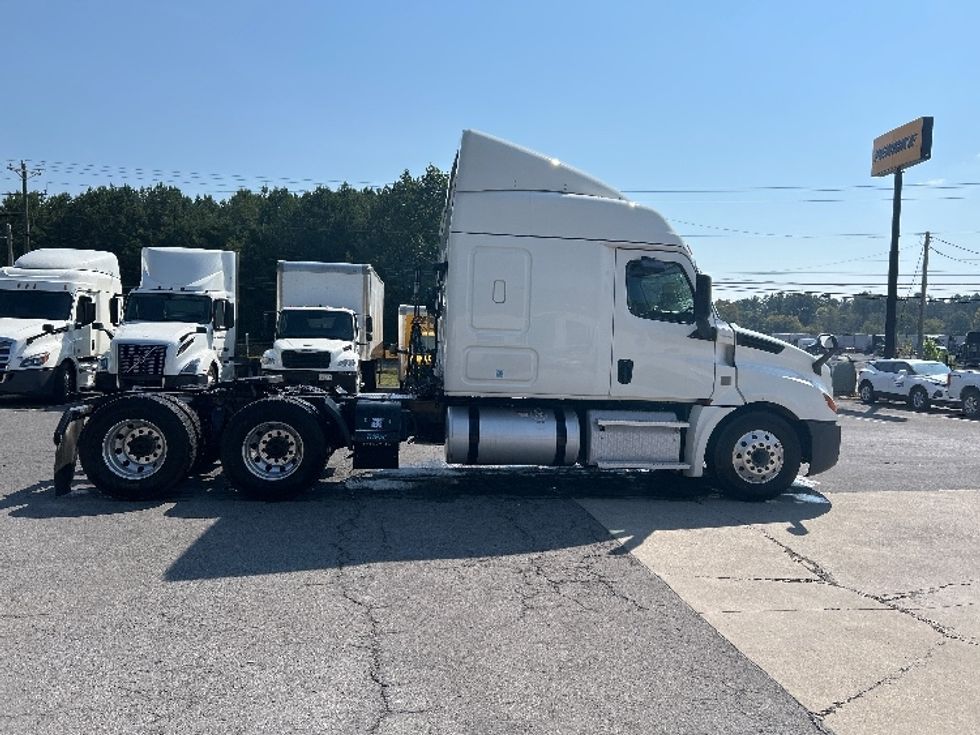 Sleeper Tractor-Heavy Duty Tractors-Freightliner-2020-T12664ST-Dalton-GA-556,983\n\t\tmiles-$ 58,500 - Image 8