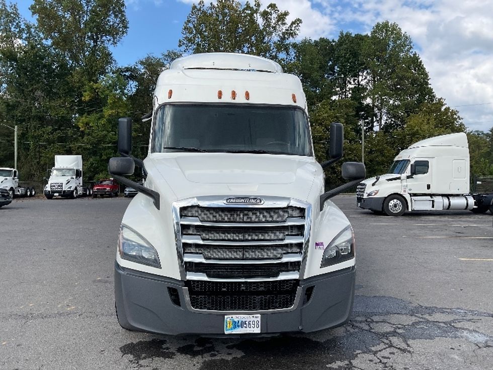 2020 Freightliner Cascadia 126" Sleeper Cab photo 2