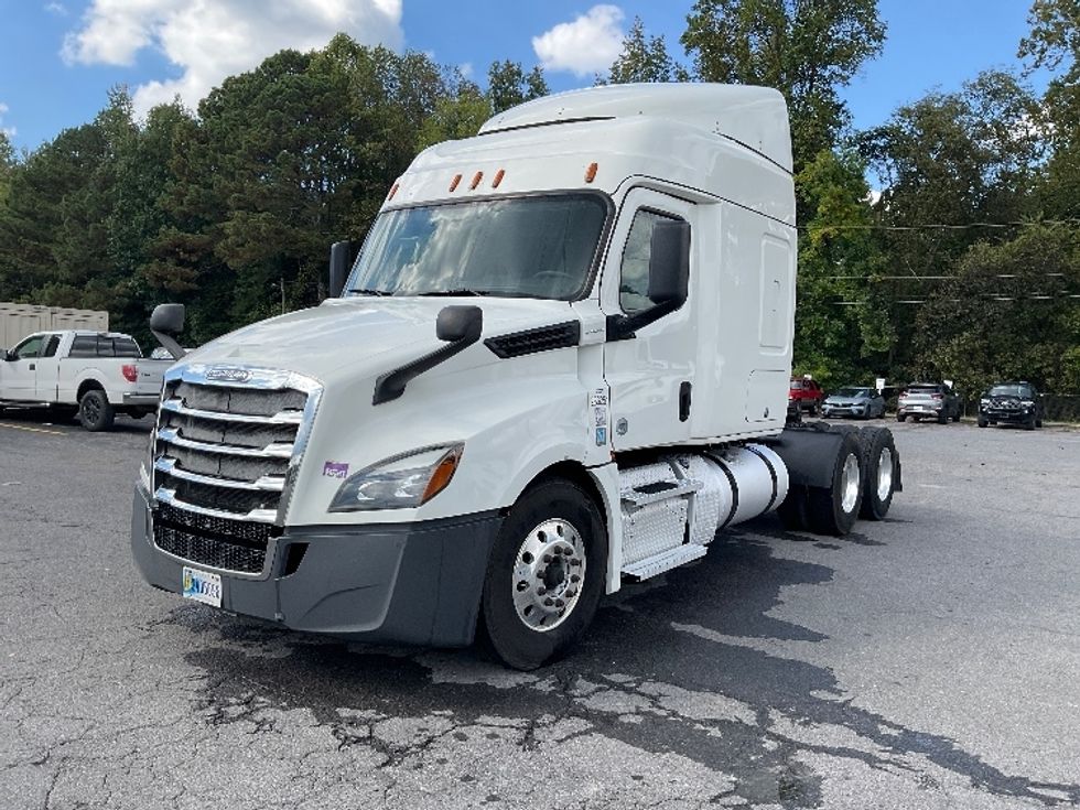 2020 Freightliner Cascadia 126" Sleeper Cab photo 3