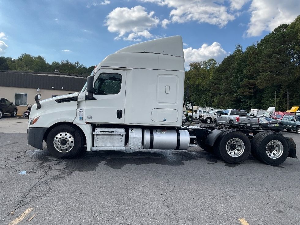 2020 Freightliner Cascadia 126" Sleeper Cab photo 4