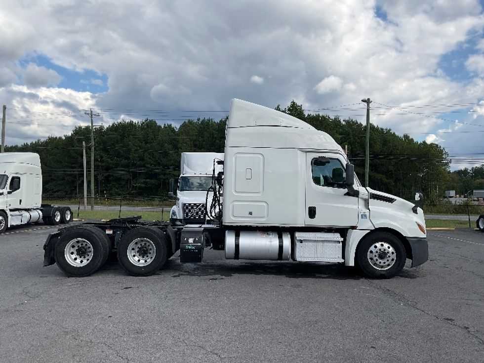 Sleeper Tractor-Heavy Duty Tractors-Freightliner-2020-T12664ST-Dalton-GA-569,417\n\t\tmiles-$ 57,750 - Image 8