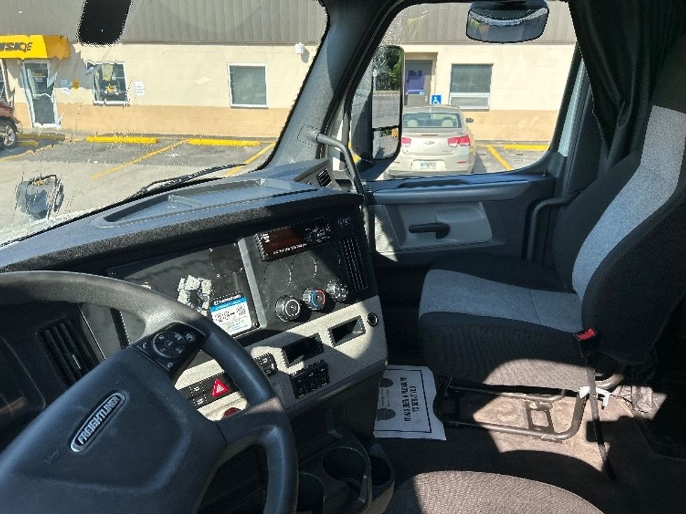Sleeper Tractor-Heavy Duty Tractors-Freightliner-2020-T12664ST-Dalton-GA-580,585\n\t\tmiles-$ 55,750 - Image 10