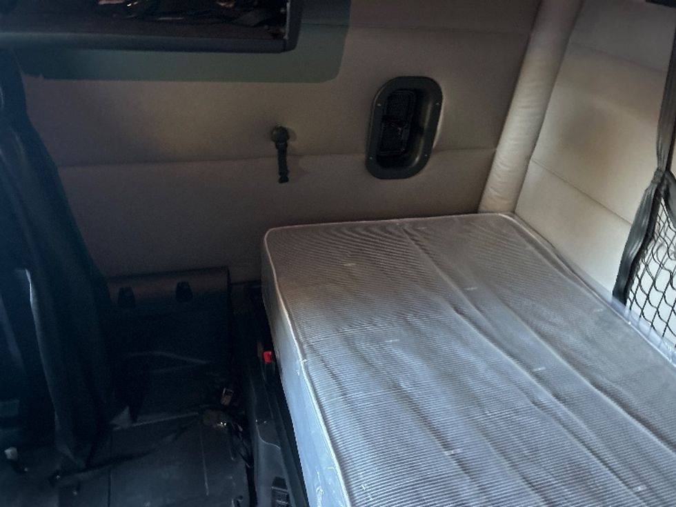 Sleeper Tractor-Heavy Duty Tractors-Freightliner-2020-T12664ST-Dalton-GA-580,585\n\t\tmiles-$ 55,750 - Image 19