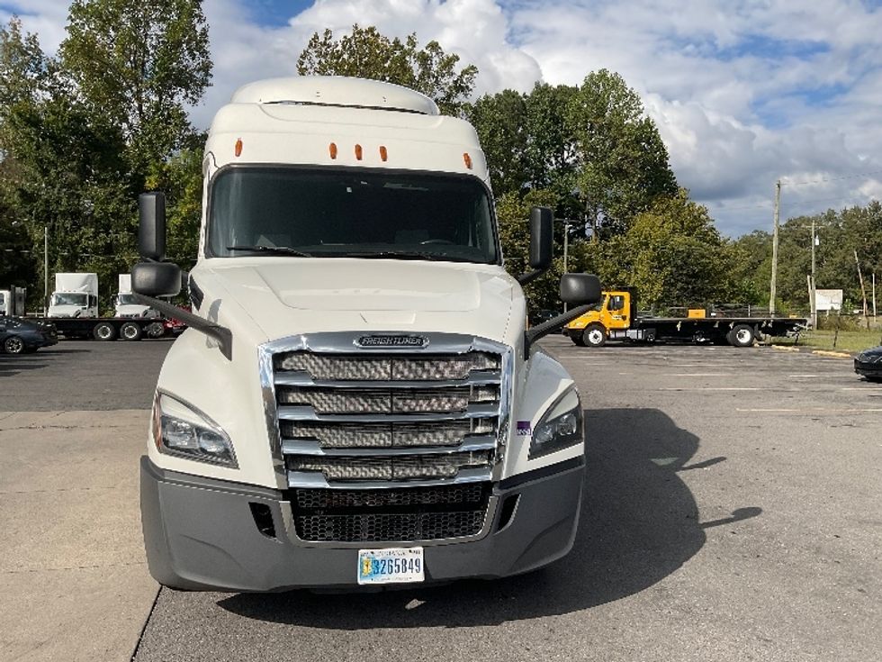 2020 Freightliner Cascadia 126" Sleeper Cab photo 2