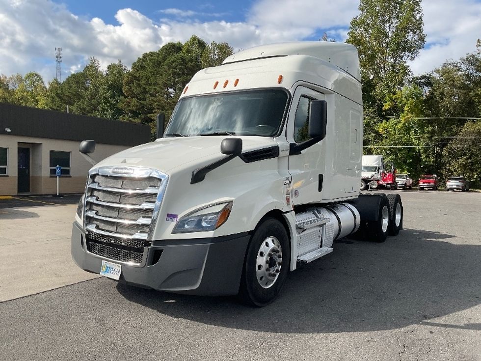 2020 Freightliner Cascadia 126" Sleeper Cab photo 3