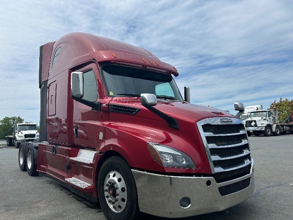 Sleeper Tractor-Heavy Duty Tractors-Freightliner-2020-T12664ST-Dartmouth-NS-333,482\n\t\tkm-$ 102,000 - Image 1
