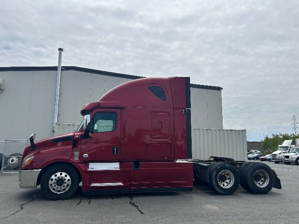 Sleeper Tractor-Heavy Duty Tractors-Freightliner-2020-T12664ST-Dartmouth-NS-333,482\n\t\tkm-$ 102,000 - Image 4