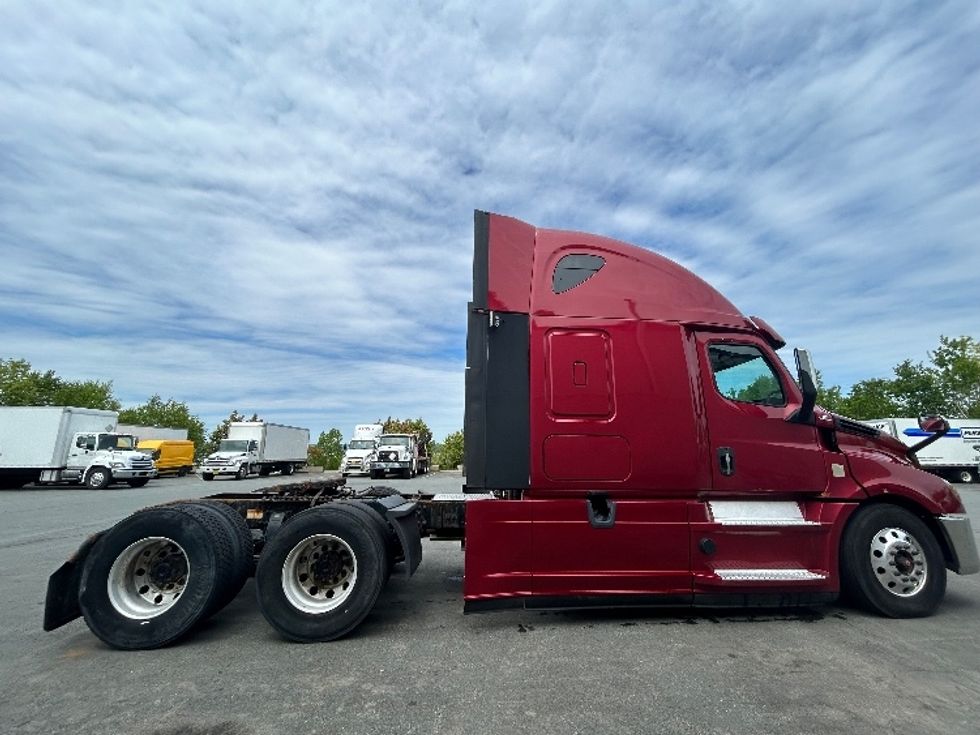 Sleeper Tractor-Heavy Duty Tractors-Freightliner-2020-T12664ST-Dartmouth-NS-333,482\n\t\tkm-$ 102,000 - Image 8