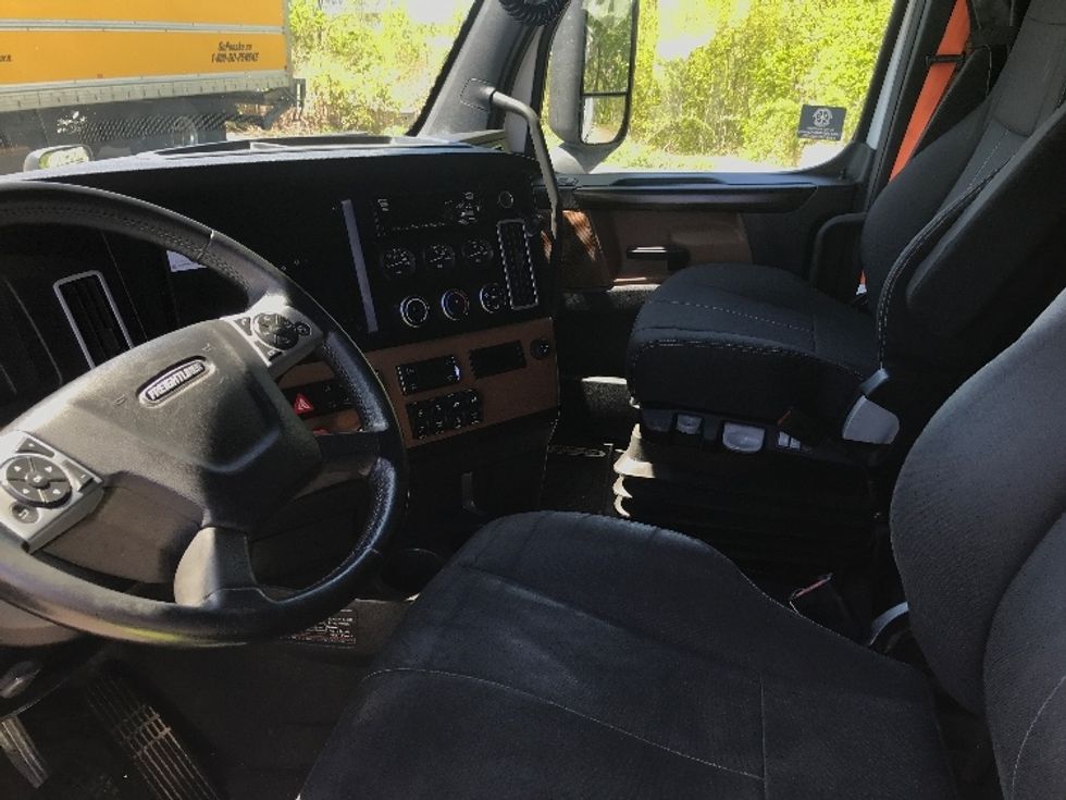 Sleeper Tractor-Heavy Duty Tractors-Freightliner-2020-T12664ST-Dartmouth-NS-847,487\n\t\tkm-$ 76,000 - Image 10