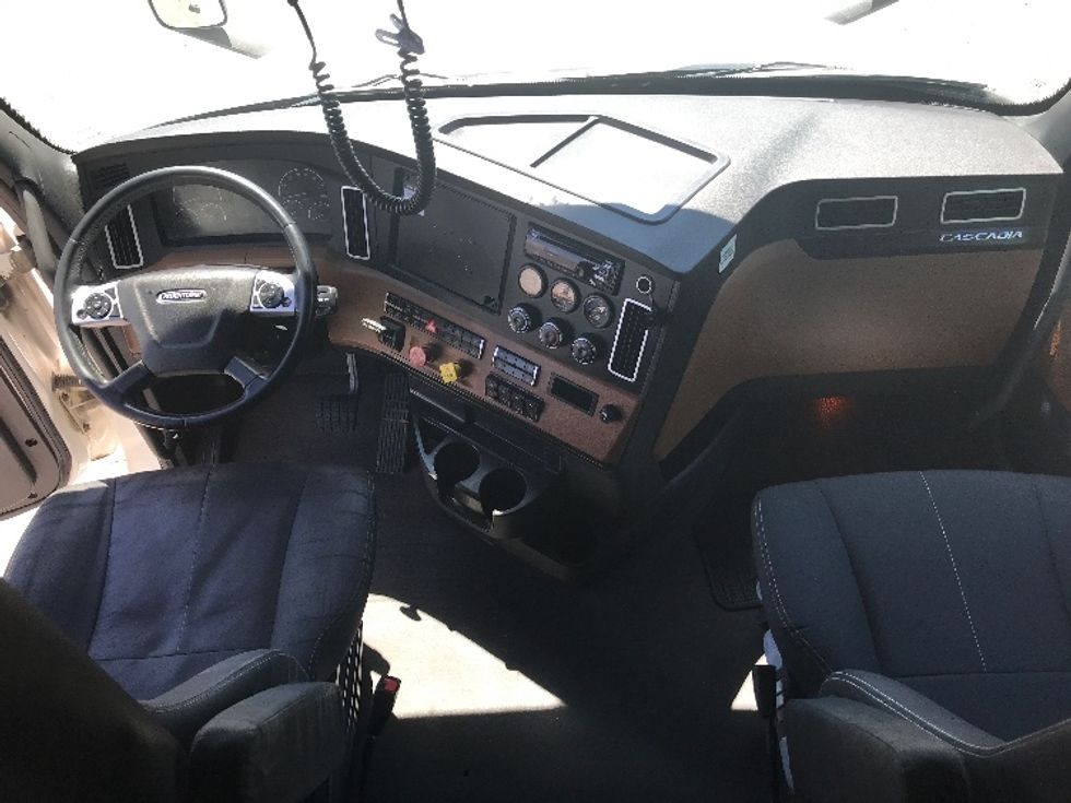 Sleeper Tractor-Heavy Duty Tractors-Freightliner-2020-T12664ST-Dartmouth-NS-847,487\n\t\tkm-$ 76,000 - Image 12