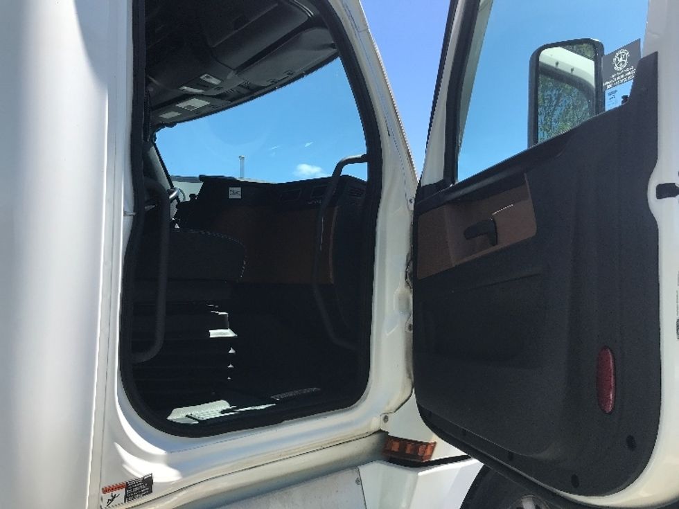 Sleeper Tractor-Heavy Duty Tractors-Freightliner-2020-T12664ST-Dartmouth-NS-847,487\n\t\tkm-$ 76,000 - Image 13