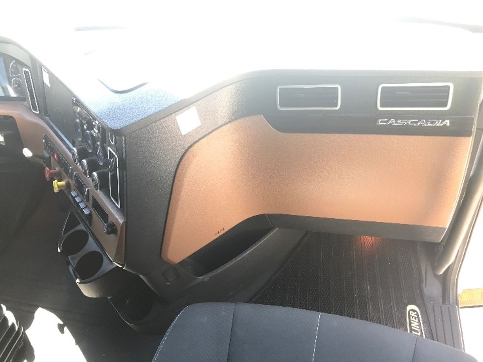 Sleeper Tractor-Heavy Duty Tractors-Freightliner-2020-T12664ST-Dartmouth-NS-847,487\n\t\tkm-$ 76,000 - Image 14