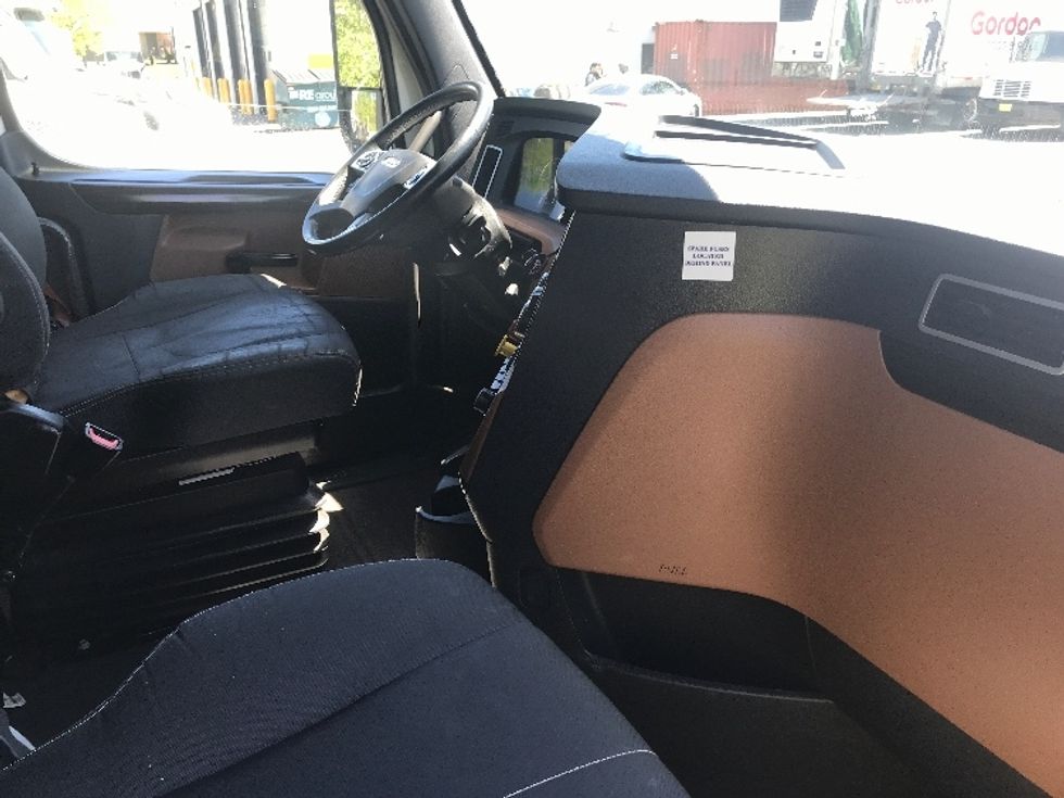 Sleeper Tractor-Heavy Duty Tractors-Freightliner-2020-T12664ST-Dartmouth-NS-847,487\n\t\tkm-$ 76,000 - Image 15