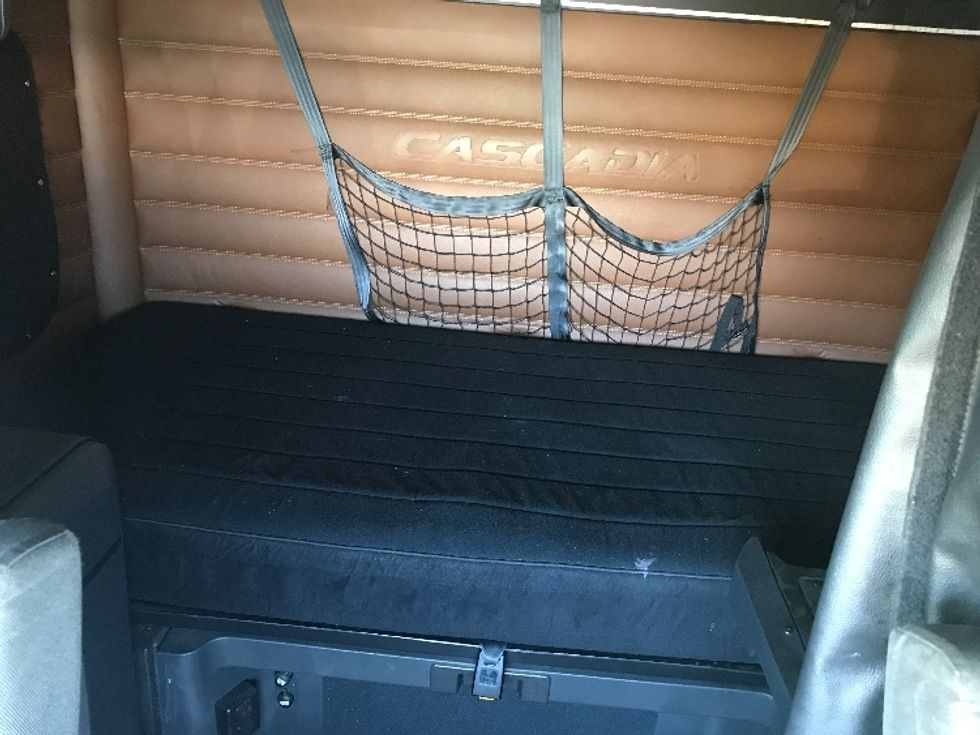 Sleeper Tractor-Heavy Duty Tractors-Freightliner-2020-T12664ST-Dartmouth-NS-847,487\n\t\tkm-$ 76,000 - Image 16