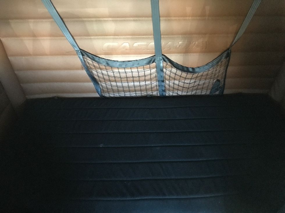 Sleeper Tractor-Heavy Duty Tractors-Freightliner-2020-T12664ST-Dartmouth-NS-847,487\n\t\tkm-$ 76,000 - Image 17